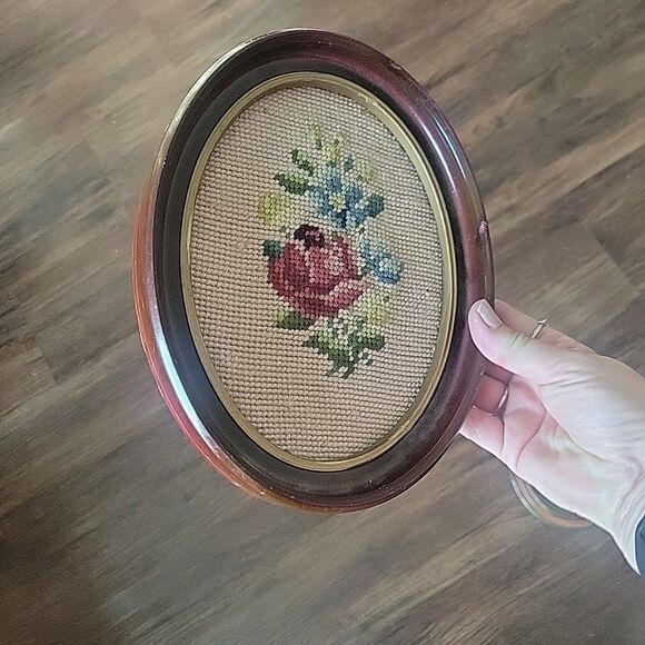 Pair Vintage Floral Needlepoint Flowers in Oval Frames Miss Matched 9x7 & 8x6.5 - Picture 12 of 14